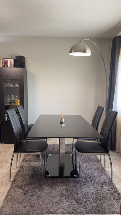 Mesa de jantar,4 adeira e mesa de apoio