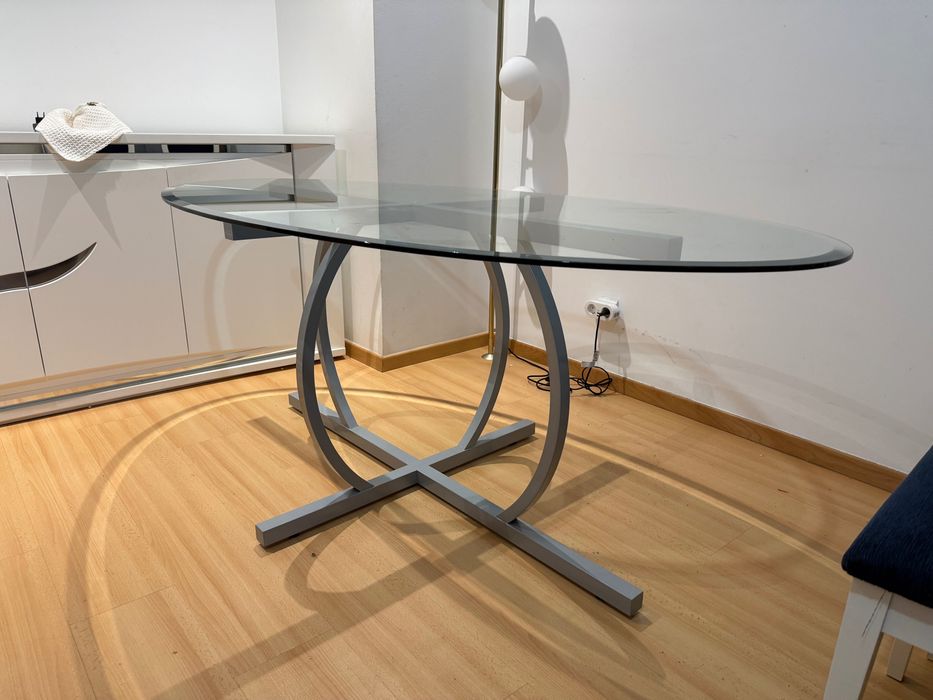 Mesa de Jantar com Tampo em Vidro – Design Moderno