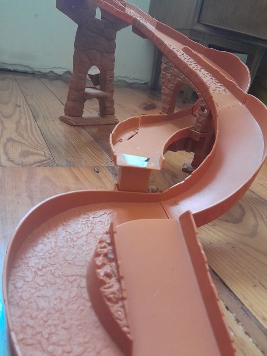 Pista de corridas com 5 carros da hotweels