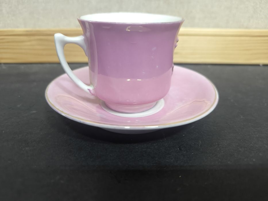 Chávena de Coleção em Porcelana – Relevos e Dourados
Elegante conjunto