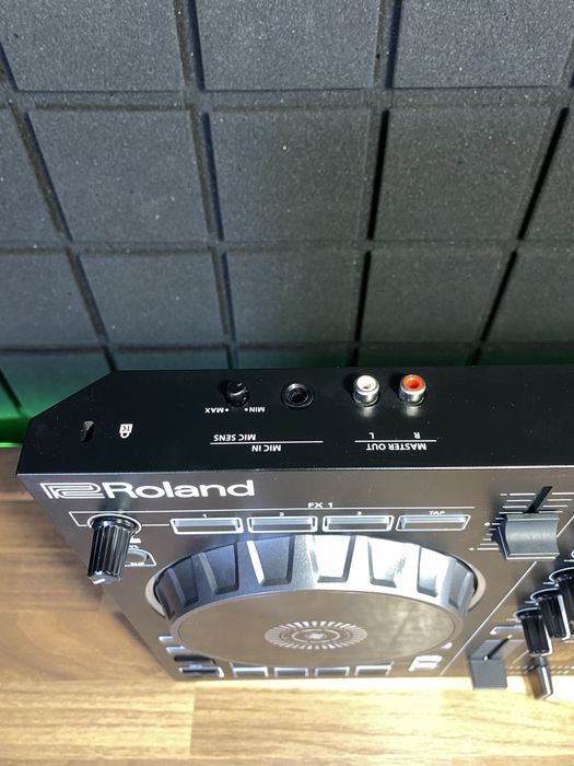 DJ контроллер Roland DJ-202