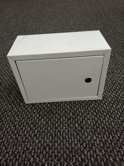 Продаю маленький сейф (без замка)