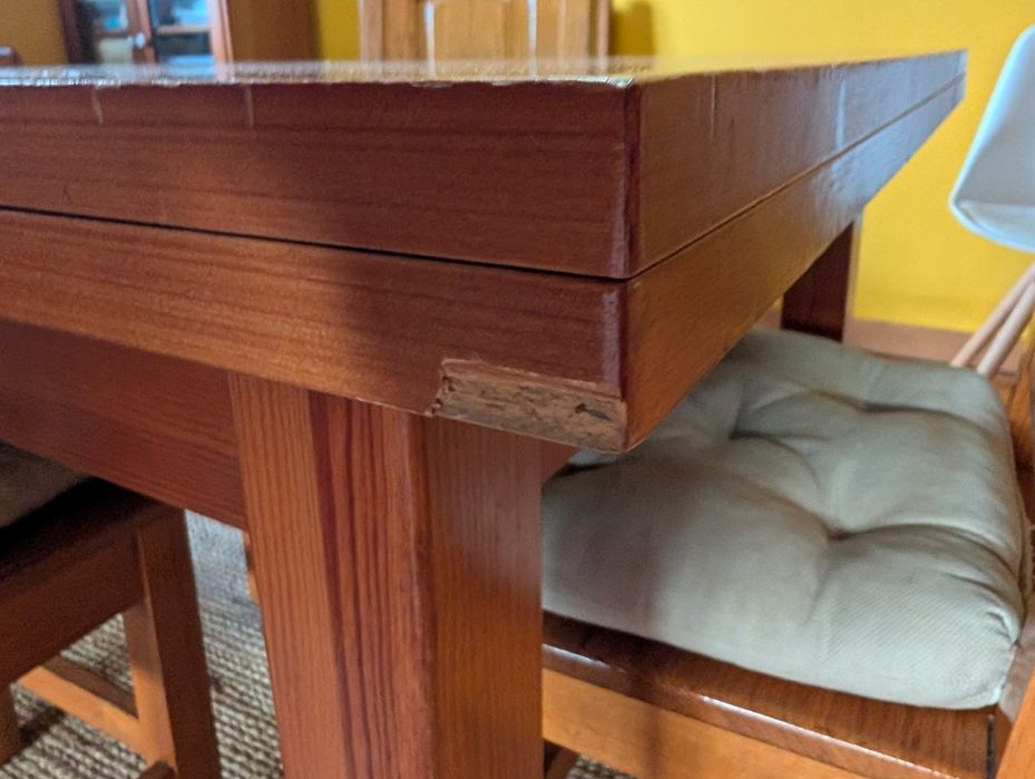 Mesa de jantar extensível em madeira