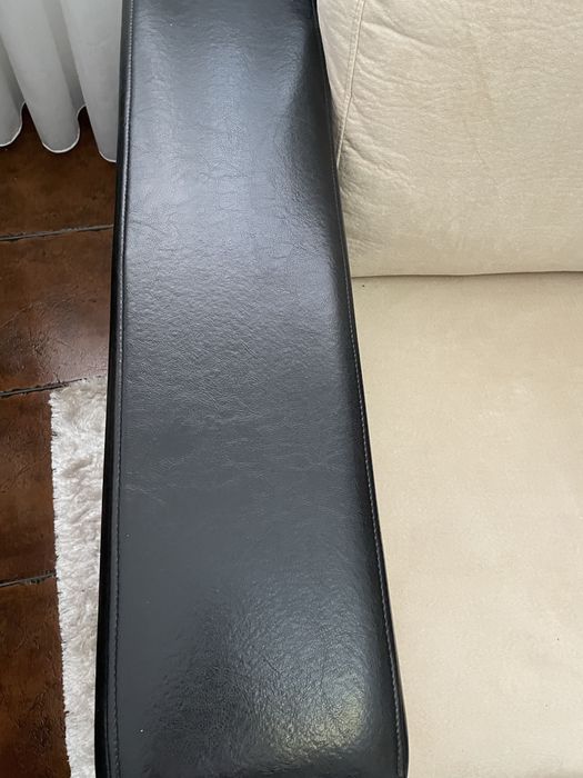 Sofá individual beje e preto