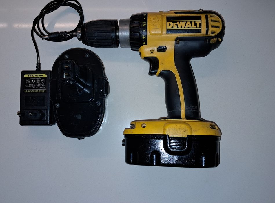 Aparafusadora berbequim DeWalt com percussão