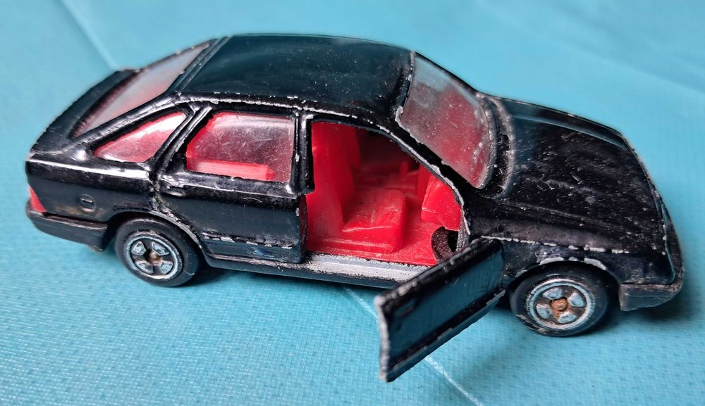 Stare autko, resorak Corgi - Ford Sierra 2.3 Ghia z 1985