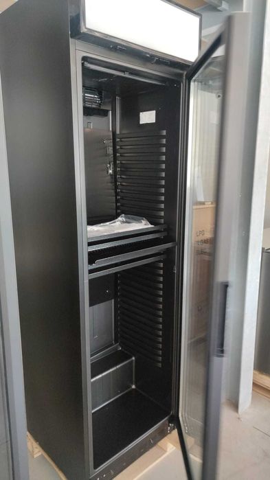 Frigorifico preto porta de vidro bebidas