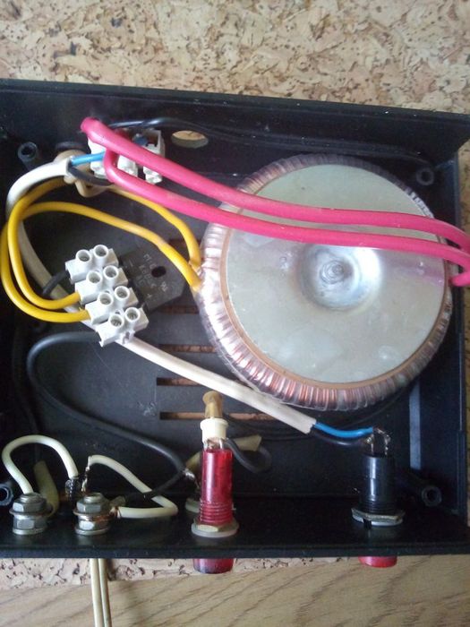 U8Zasilacz sieciowy 24v prądu stałego.