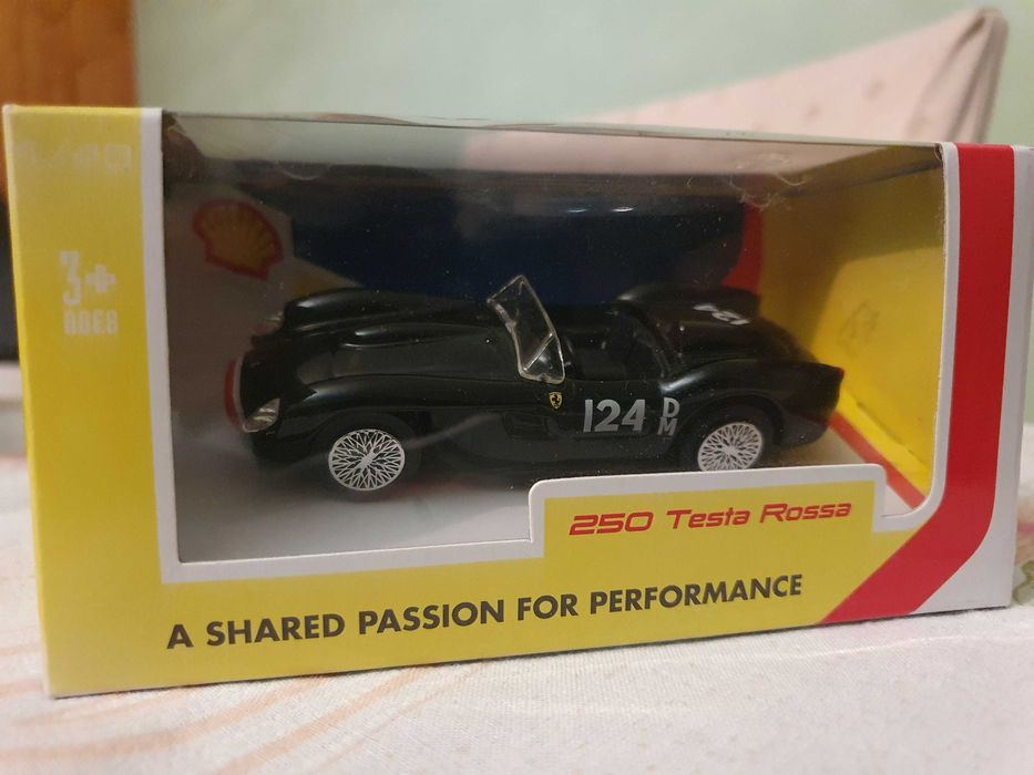 Kolekcjonerski model FERRARI 250 TESTA ROSSA BURAGO 1:43