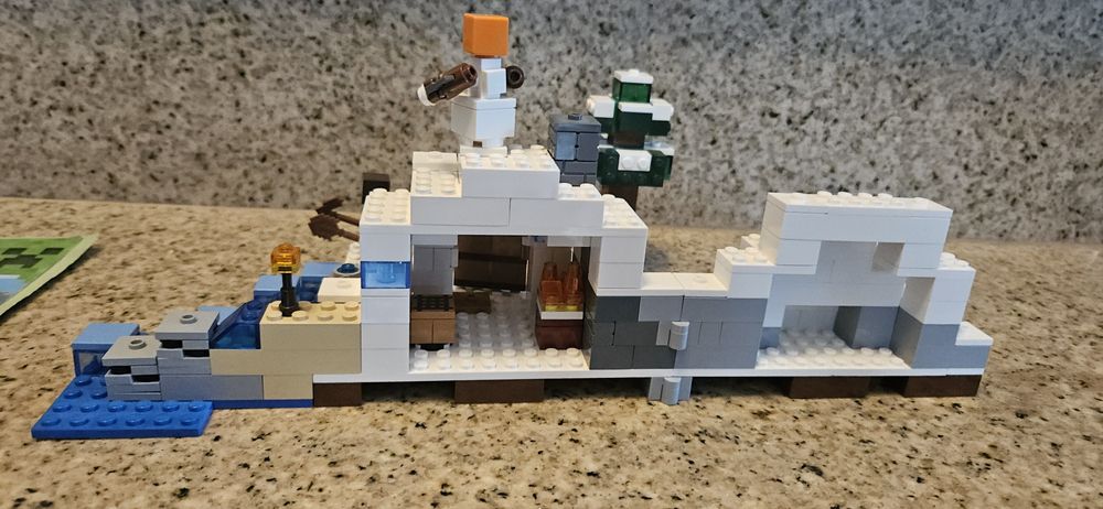 Lego Minecraft 21120 Śnieżna Kryjówka