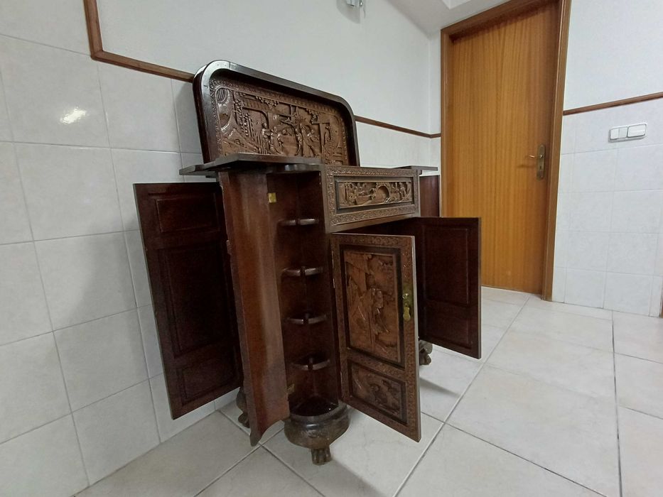 Bar estilo Chinês antigo em madeira maciça. Excelente estado de conservação