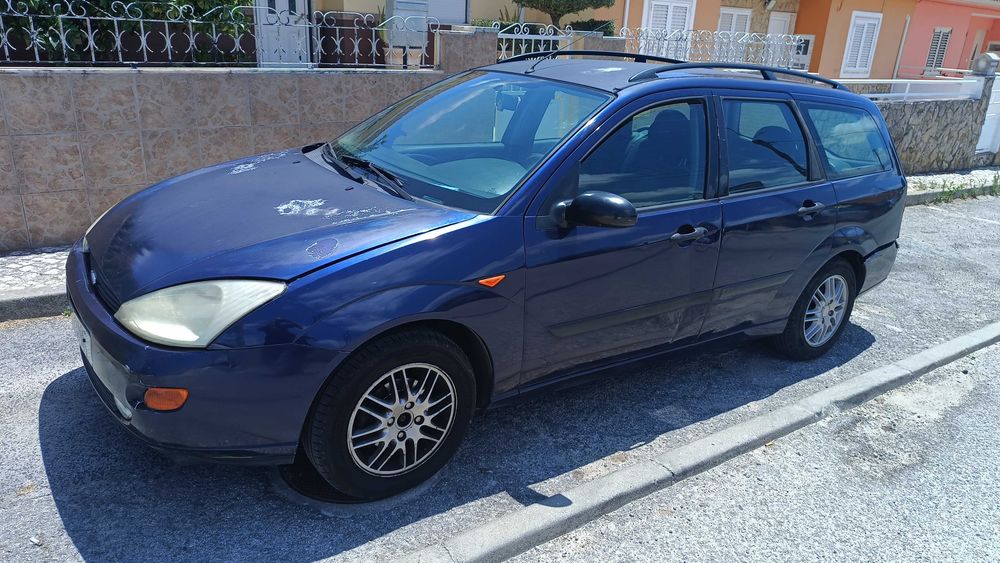 Vendendo um Ford Focus em boas condições em uma perua.