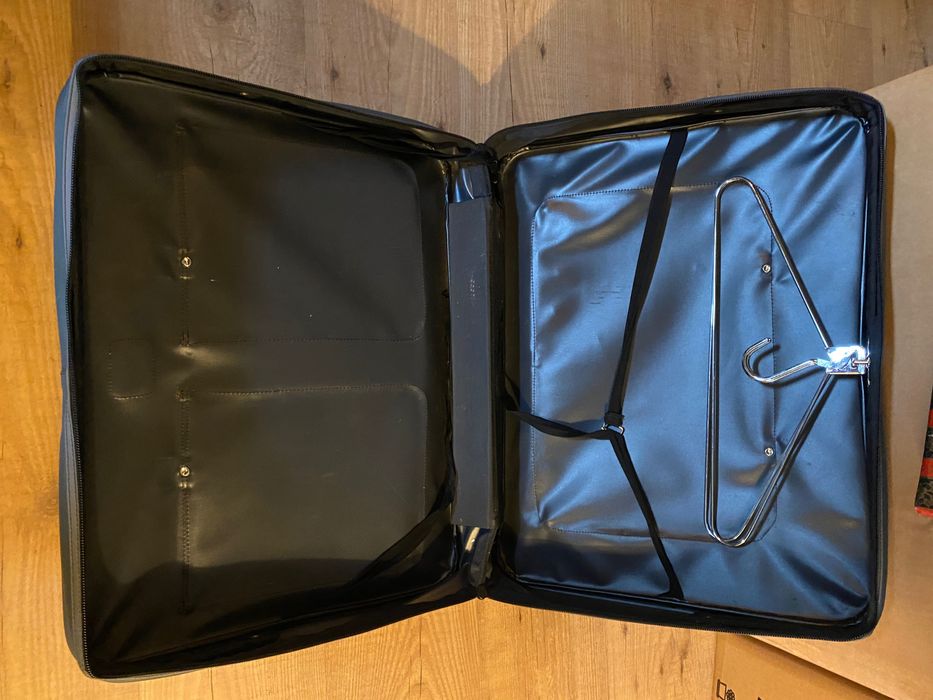 Mala antiga porta fatos nova