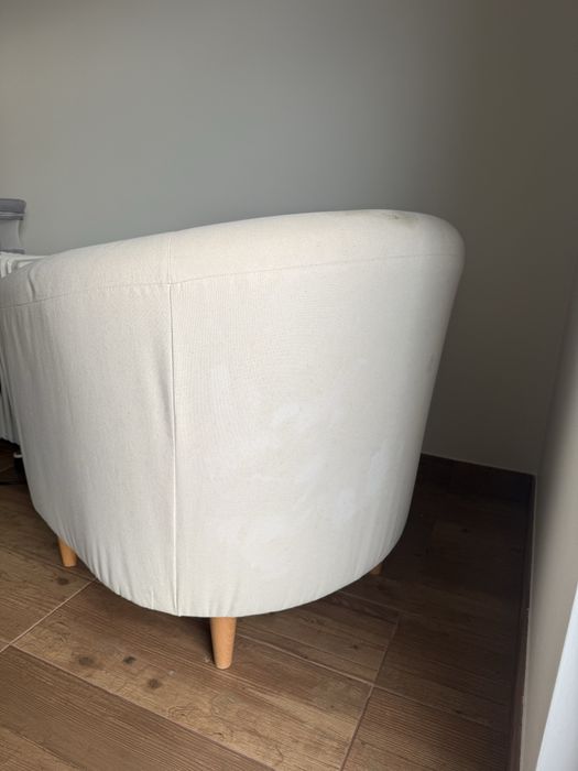 Poltrona beje pés de madeira