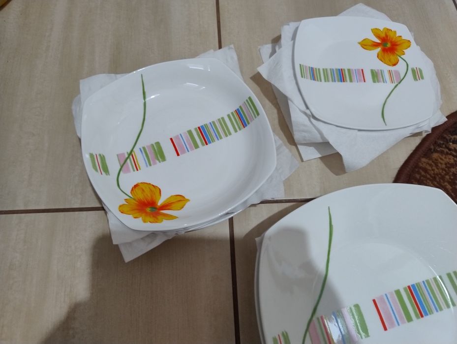 Zestaw obiadowy nowych talerzy