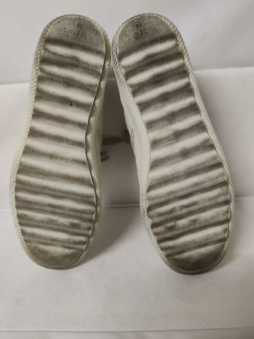 Sapatilhas brancas de Senhora