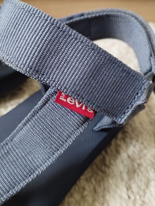 Granatowe sandały Levis cadys 40