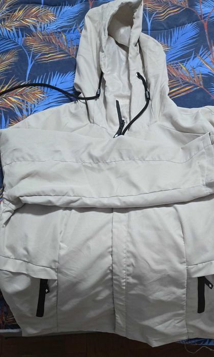 Jaqueta  creme com capuz da marca yamaha