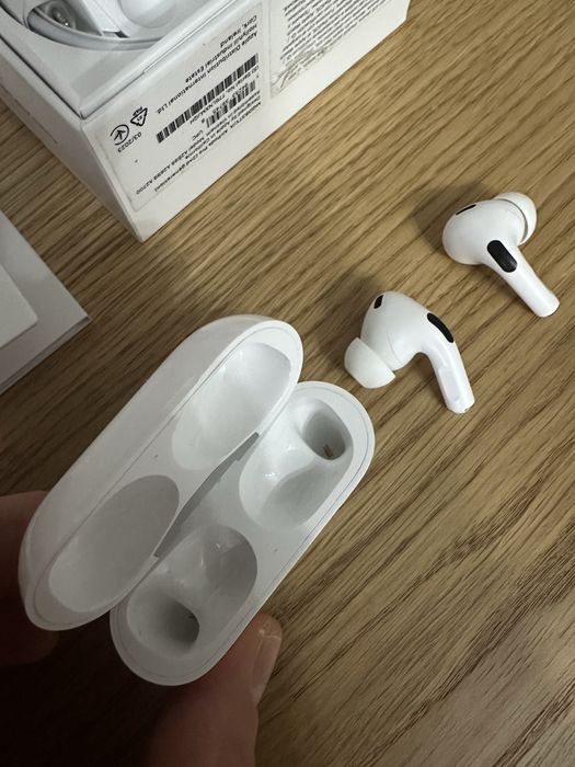 Продам Apple AirPods Pro 2 (оригінал)