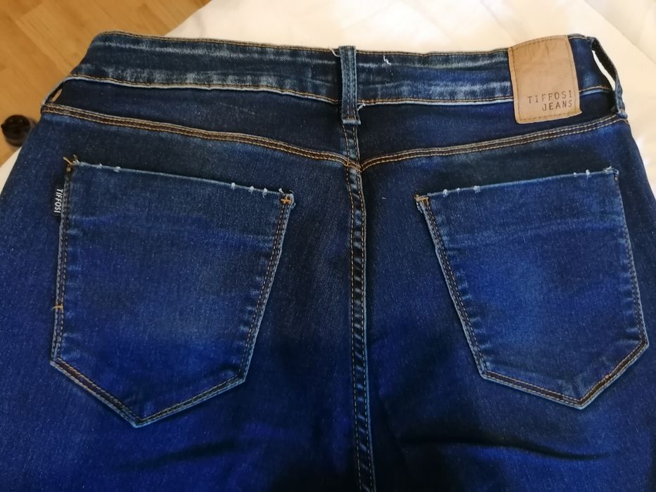 Calças de ganga escura, rotas