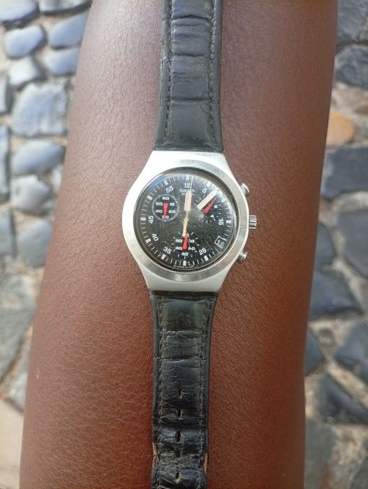 apresentado na imagem é o Swatch Irony Chrono “Wildly” (YCS4024),