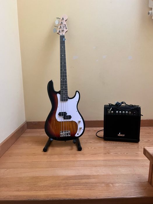 Gitara basowa Echo plus wzmacniacz