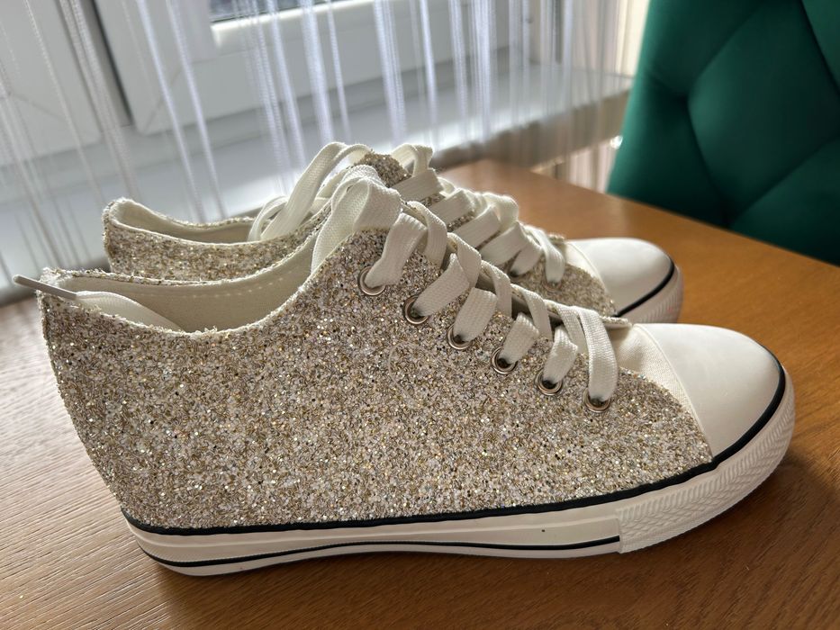 Trampki brokatowe na koturnie