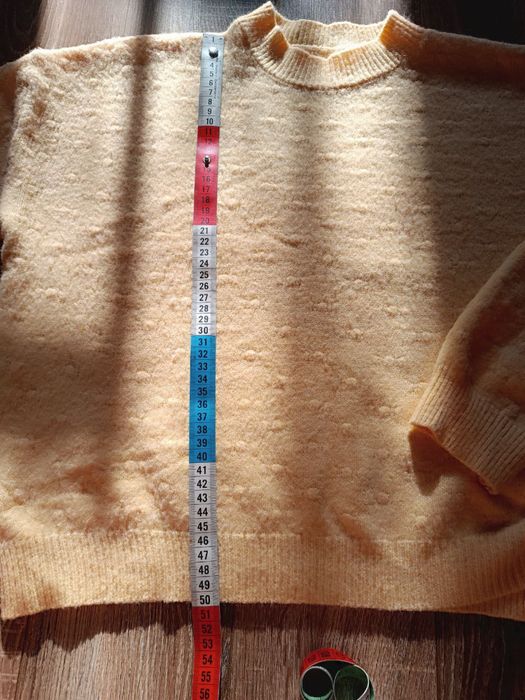 Светр із затяжкою знизу