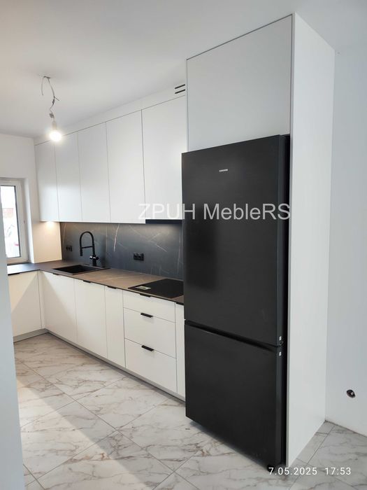 Meble na wymiar, montaż mebli sklepowych