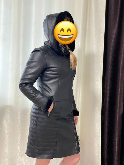 Дублянка жіноча чорна з овчини з капюшоном