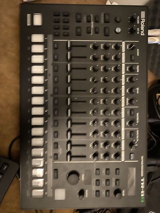 Roland tr8s usada sem caixa