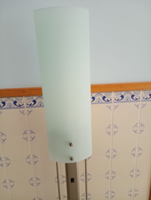Candeeiro de pé prateado