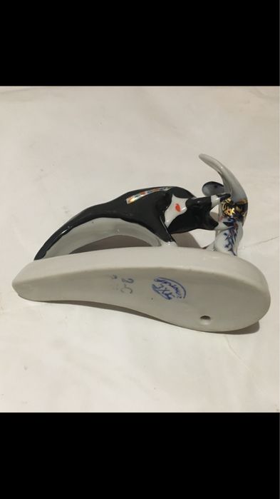 Фігурні статуетки різні.