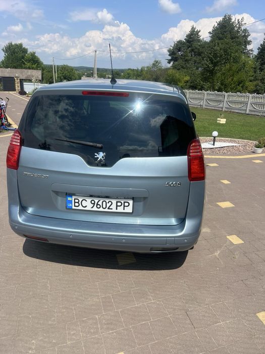 Peugeout 5008.