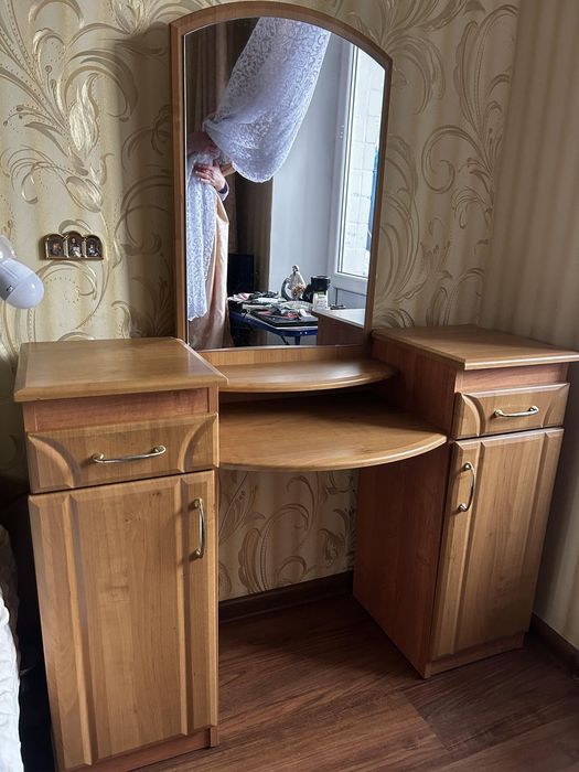 Продам трюмо з дзеркалом.