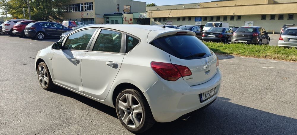 Sprzedam Opel Astra J 2011r 1.4T 140KM POLECAM!