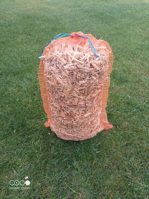 Zrębka drzewna zrębki drzewne ozdobne do ogrodu opałowe pod borówkę