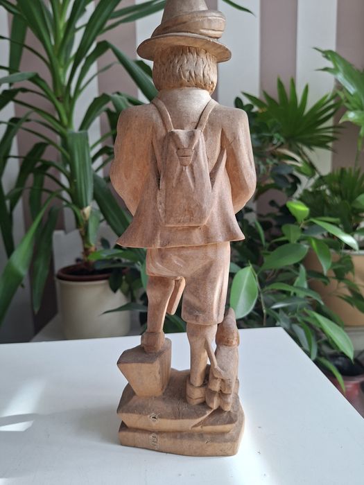 Drewniana figurka wędrowca / myśliwego
