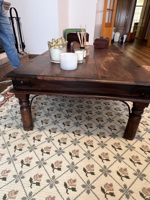 Mesa de centro em madeira maciça - Charme e requinte