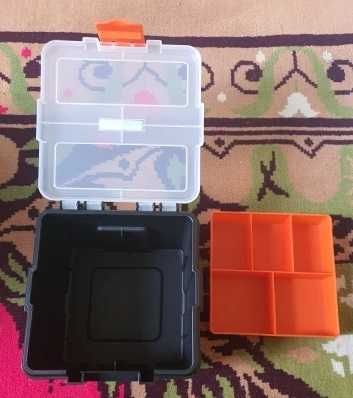 Wielofunkcyjna skrzynka na drobne akcesoria.