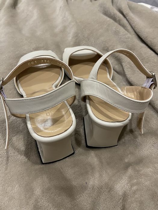 Босоніжки шкіряні молочні Estro