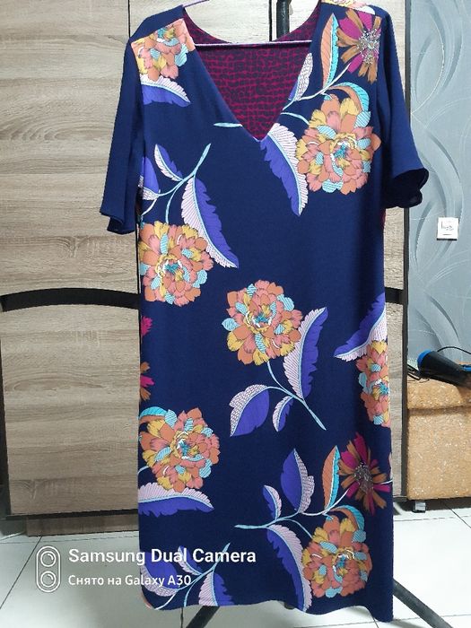 Плаття нове, яскраве.