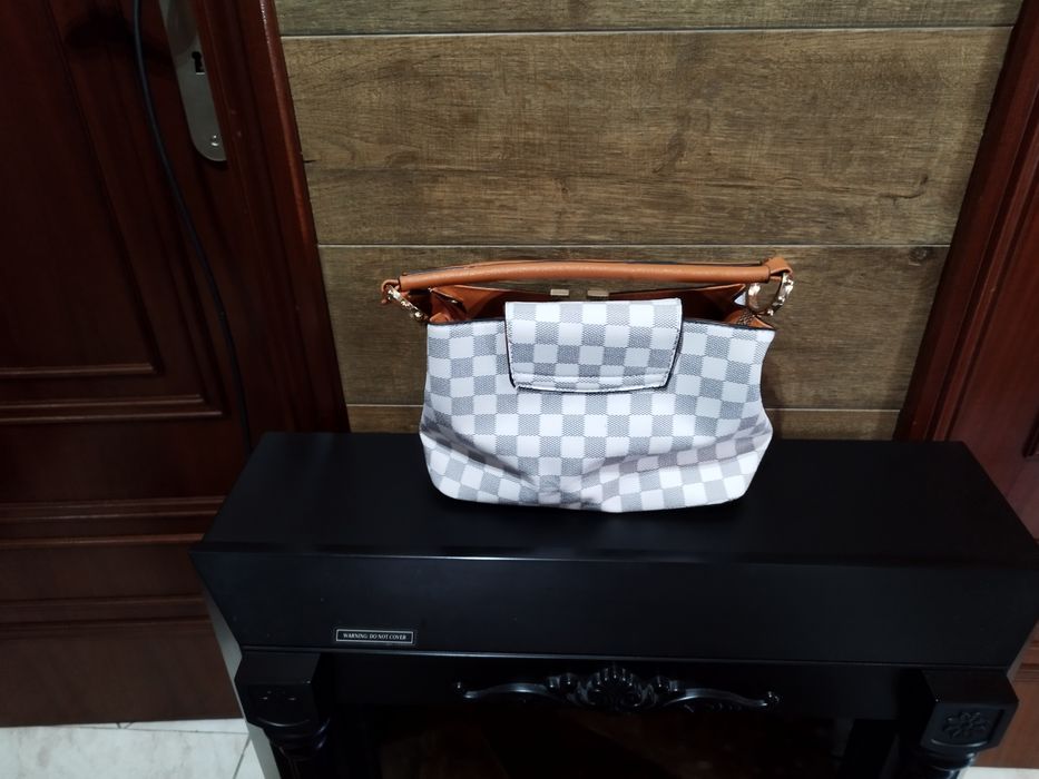 Carteira branca e cinza