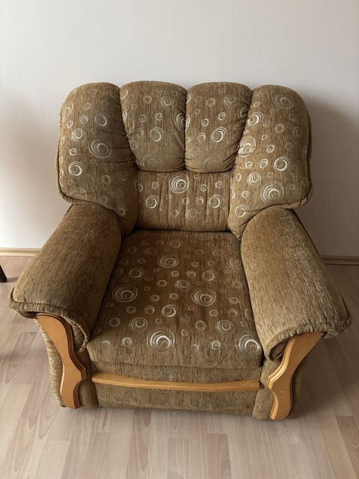 Dwie rozkladane sofy i fotel