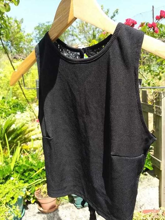 Top Preto de Costas Abertas com Renda e Botão