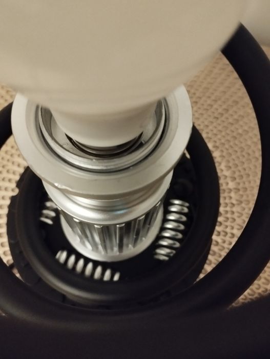 Lampa stołowa handmade ze sprężyny