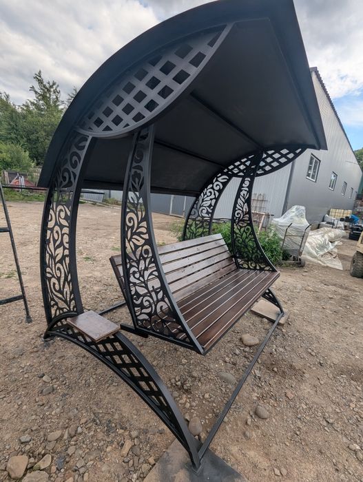 Гойдалка садова. Гойдалка кована. Качеля дитячий майданчик