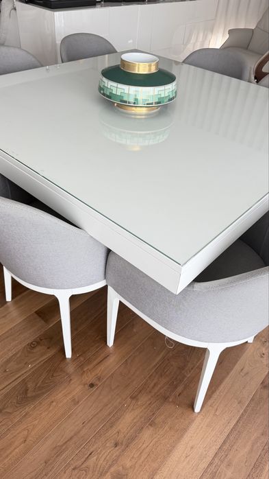 Mesa de jantar com opcao de cadeiras