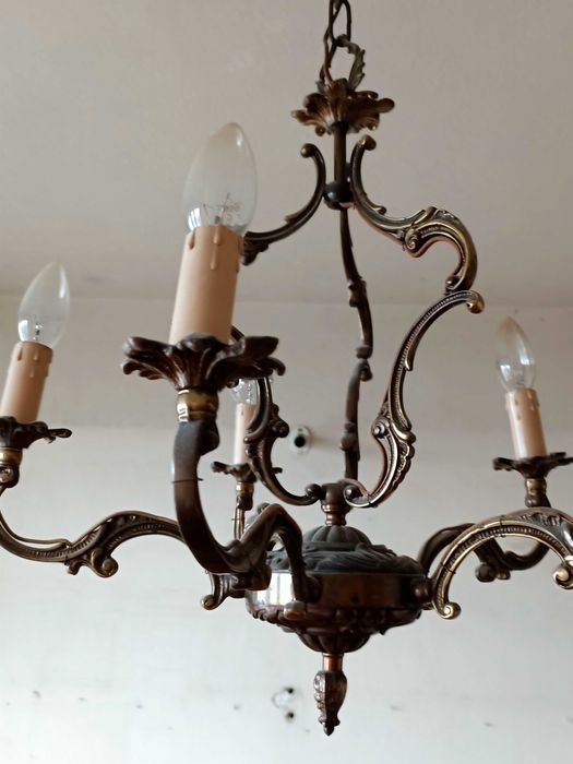 Stylowy stary mosiężny żyrandol pięcioramienny