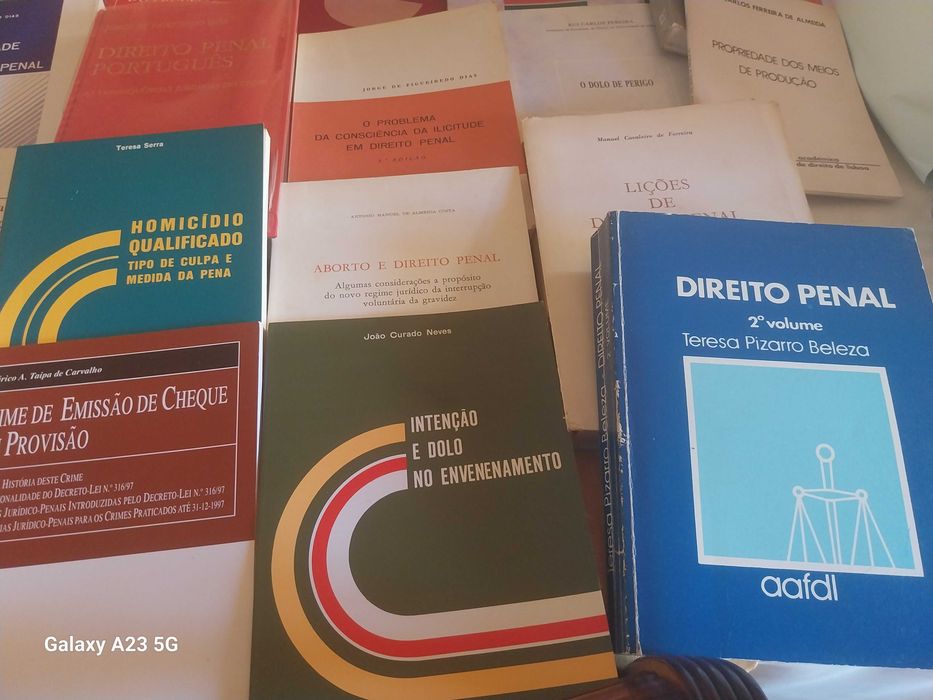 Livros de Direito, como NOVOS, a MUITO BOM PREÇO. Desde